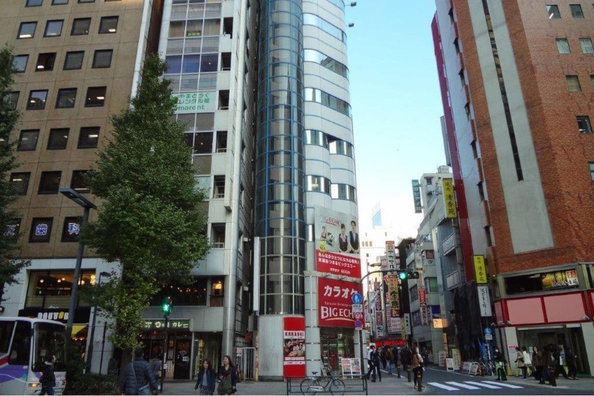 新宿郵便局徒歩1分